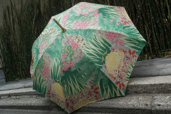 外出を心弾むひとときに、京の花々が咲き乱れる傘