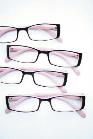 黒とピンクのシンプルだがおしゃれなメガネ