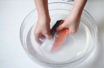 肉や魚を50℃洗いすると、表面の酸化した脂分や臭みが抜け、さっぱりとした味に。給湯器から出る湯を使用する場合も流しかけるのではなく、つけて洗います