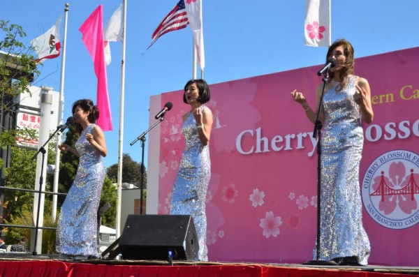 おでかけ女史組のmidoriさんがサンフランシスコの桜祭で熱唱