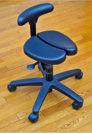 原稿を描く際に使用している椅子。「背もたれがないので、座ると腰がピッと立って気持ちいいです」