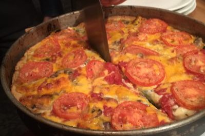 シカゴ３大名物料理のひとつ、チーズ＆野菜たっぷりのピザ！
