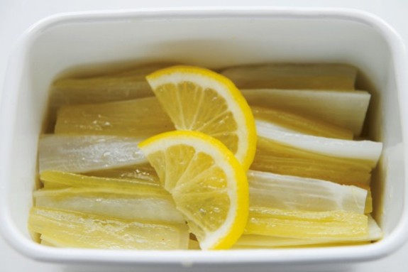 冷蔵庫にストックしておきたい“腸活”作りおきサラダ②／うどとふきの塩レモンサラダ