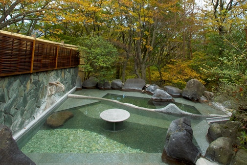 飛騨伝統建築と全室源泉かけ流しの新しい宿「箱根　円かの杜」