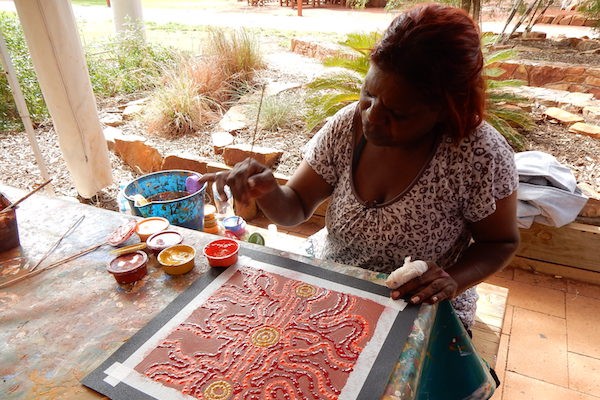 オーストラリア先住民が描く アボリジニアートの不思議な癒し