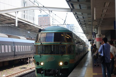 リゾート列車はビュッフェが楽しみ～JR九州・特急 ゆふいんの森～