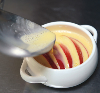 低糖質スイーツ　手作り　りんごの上からプディング液