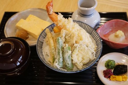 桜の岡崎で味わう京懐石の名店の天丼 「白川　京とみ」
