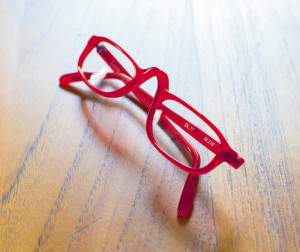フランス・ジュラ地方のブランド。「鼻メガネ」にしやすい、遊び心のあるデザイン。なんともかわいい赤！　￥35,000