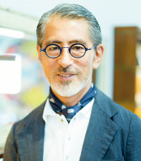 大手メガネ販売会社などを経て、1998年にグローブスペックスを渋谷にオープン。2016年にオープンした代官山店が、世界最大級のアイウエア国際展「MIDO」にて最優秀のベストア・アワードを受賞