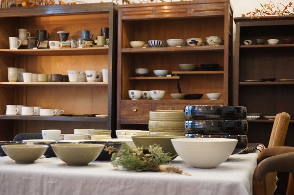 関西で活躍する陶芸作家の作品が揃う「うつわの店　若葉屋」