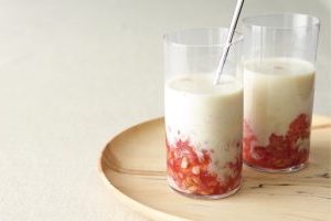 スーパー大麦レシピ⑥／スーパー大麦入り甘酒豆乳いちごドリンク