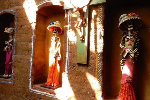 カラフルに祝う“死者の日”  、メキシコの“魔法の村”へ
