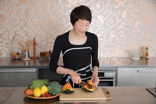 料理研究家・浜内千波さんが本気で伝えたい「噛む」話 | OurAge - 集英社の雑誌MyAgeのオンラインメディア