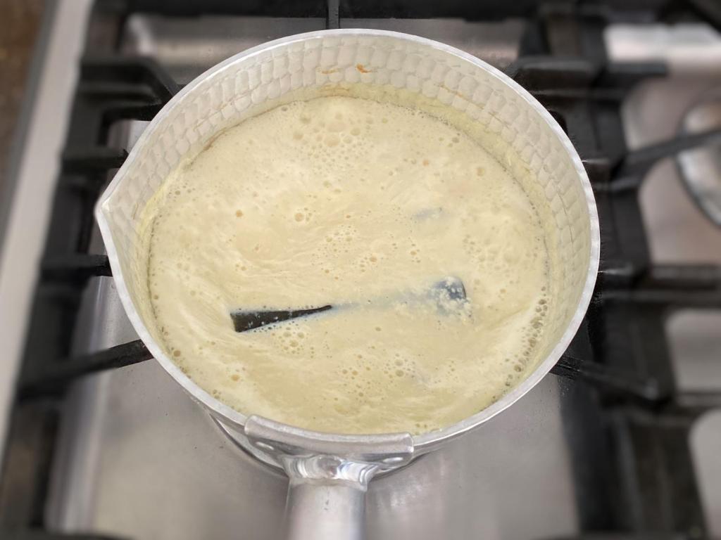 鹹豆漿（シェンドウジャン）・鍋に豆乳と塩、だし昆布を入れて中火にかけ、ふつふつと沸いてきたら、酢を入れ、グラッとしたら火を止めて、少しそのまま冷ます。／山脇りこさん