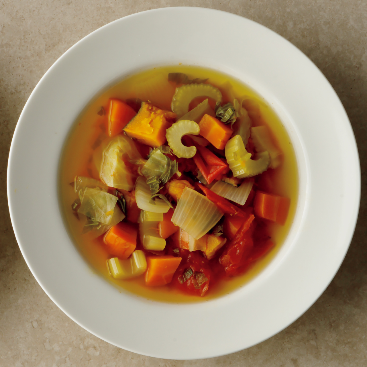 ごろごろ野菜を水だけで煮たスープ