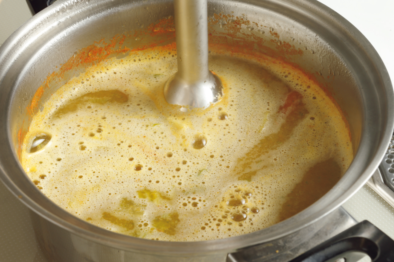 ごろごろスープをハンドブレンダーまたはミキサーなどで、滑らかになるまで攪拌