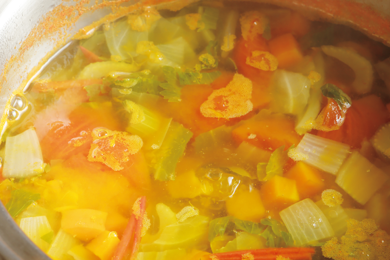 鍋で煮た野菜スープ