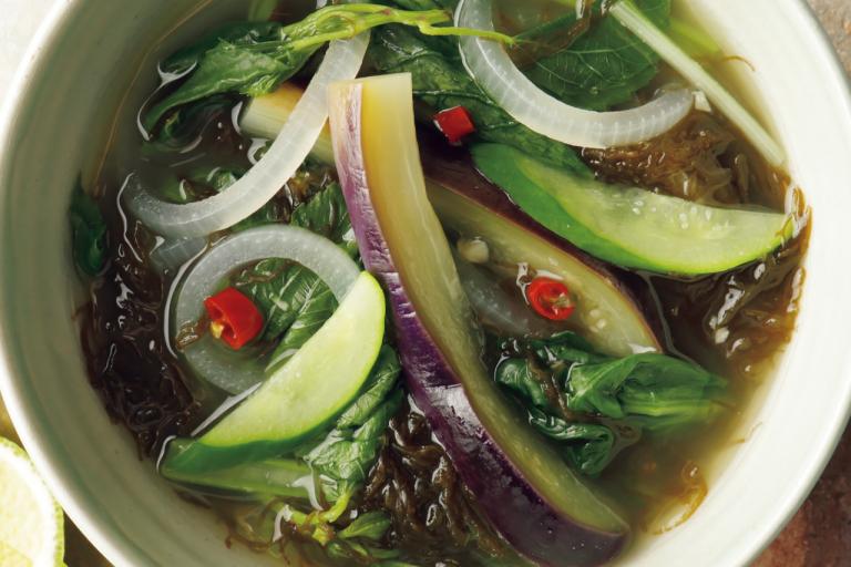 抗酸化成分＜クロロフィル＞が多い野菜で「なすと青菜、もずくのタイ風スープ」／野菜スープに「＋海藻」で栄養価とおいしさアップ