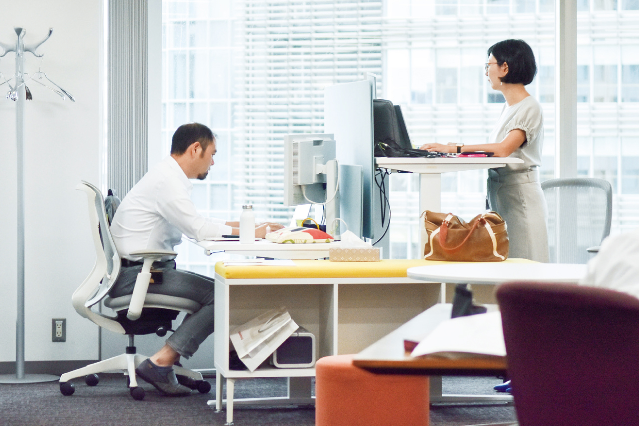 オフィス家具メーカーのオカムラの上下昇降デスク「スイフト」を自社オフィスにも取り入れ、「立ち仕事×座り仕事」の環境を実現しています。