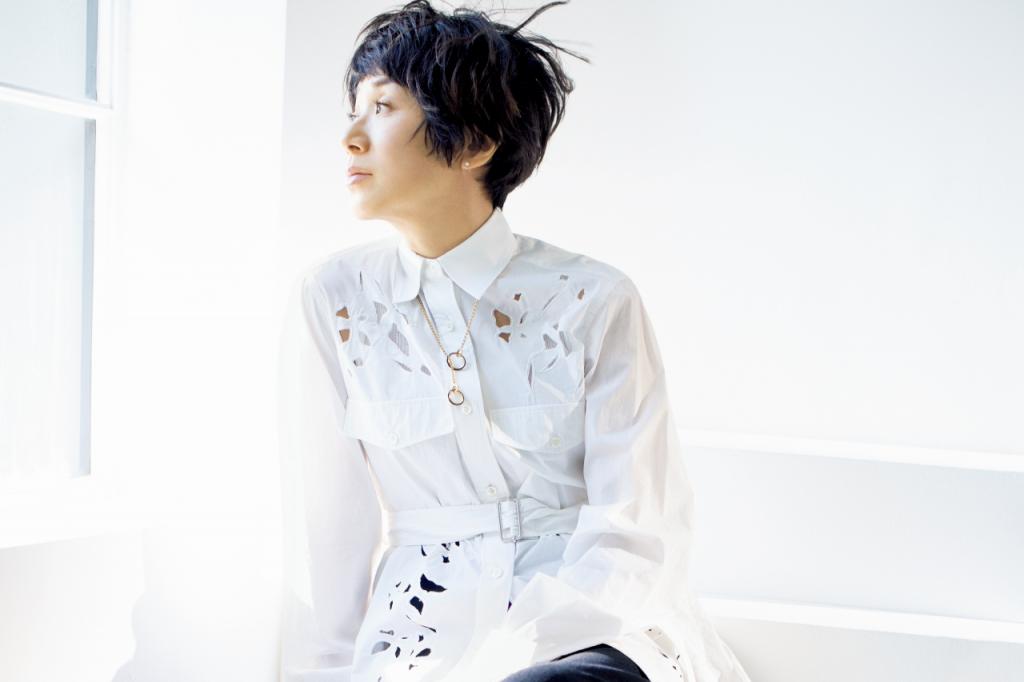 黒田知永子さん 「白いシャツは、黒のボトムでキレのいい着こなしに仕上げます」