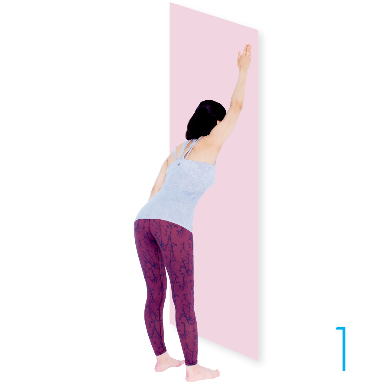 壁から１歩離れて立ち、右手を高い位置に置いて、手の小指側の側面を壁につけます（空手チョップのように）。そのまま、お尻を突き出します