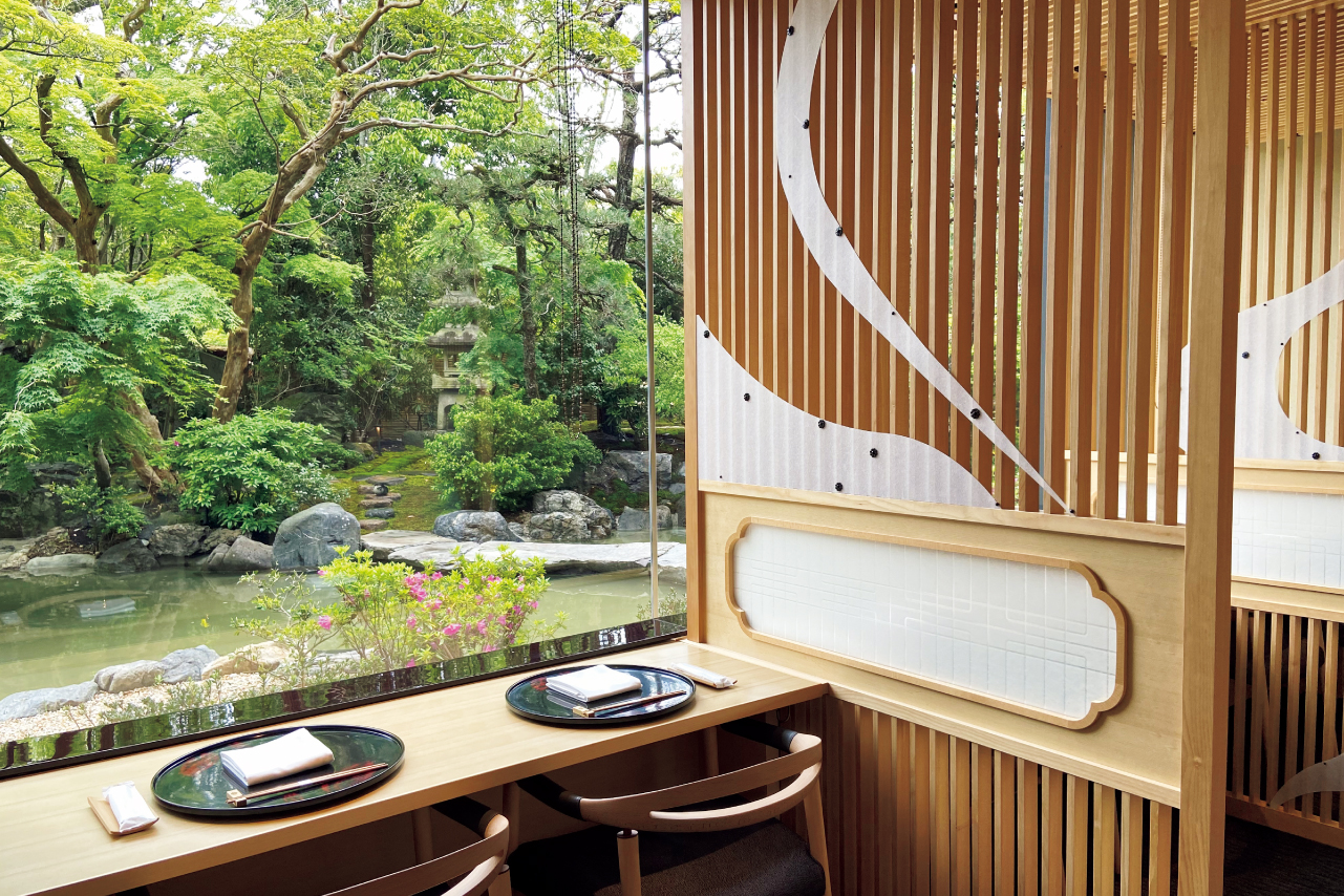夕食は日本庭園を眺めるレストラン「庵都」（いほと）で