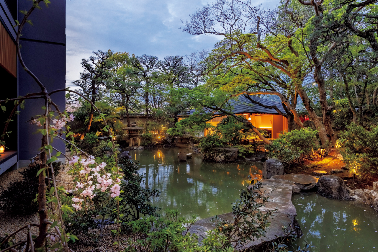 歴史ある日本庭園には赤松や桜、もみじなどが四季を彩ります