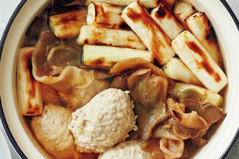 体を温める食材を使った食べ応え鍋「鶏だんごと焼き長ねぎのザーサイ鍋」レシピ