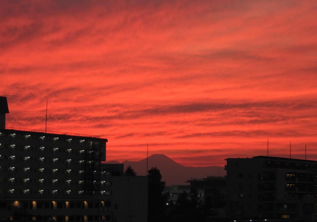 赤い夕焼け富士山　引き