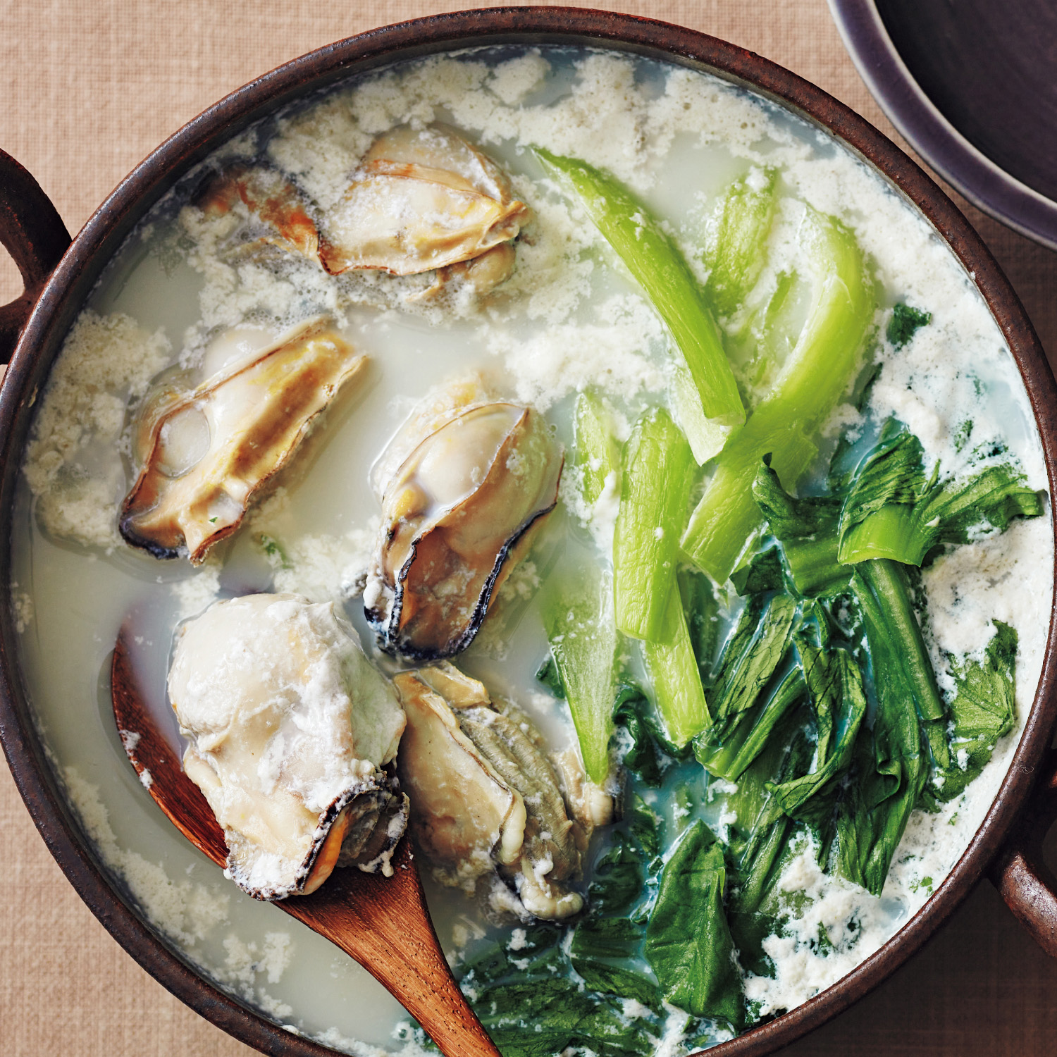 牡蠣と青梗菜のミルク鍋