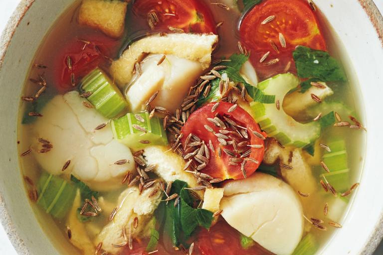 グリシン、GABA、トリプトファンを含む食材で不眠対策「帆立と油揚げとトマトのスープ」レシピ