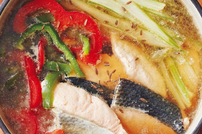 気を巡らせる食材でイライラ解消「鮭とパプリカとセロリのクミン味噌鍋」レシピ