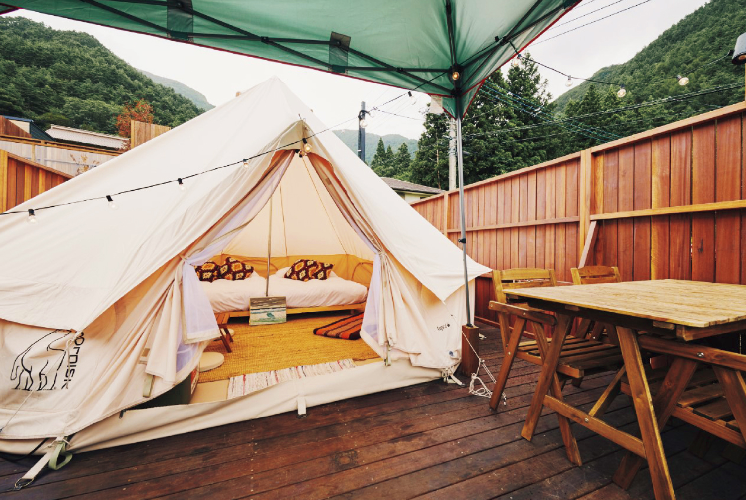 セミダブルベッドを２台設置した、最大４名まで宿泊できるテントは全３棟。