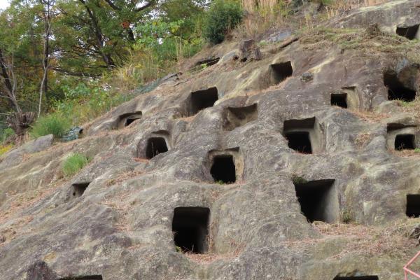 横穴古墳群を知っていますか？　日本最大規模の横穴に圧倒されました。