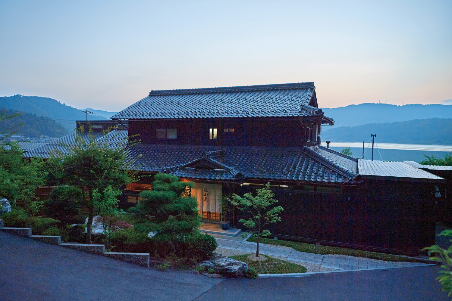 琵琶湖の北端、独自の生態系の余呉湖を望む日本の原風景に溶け込む宿