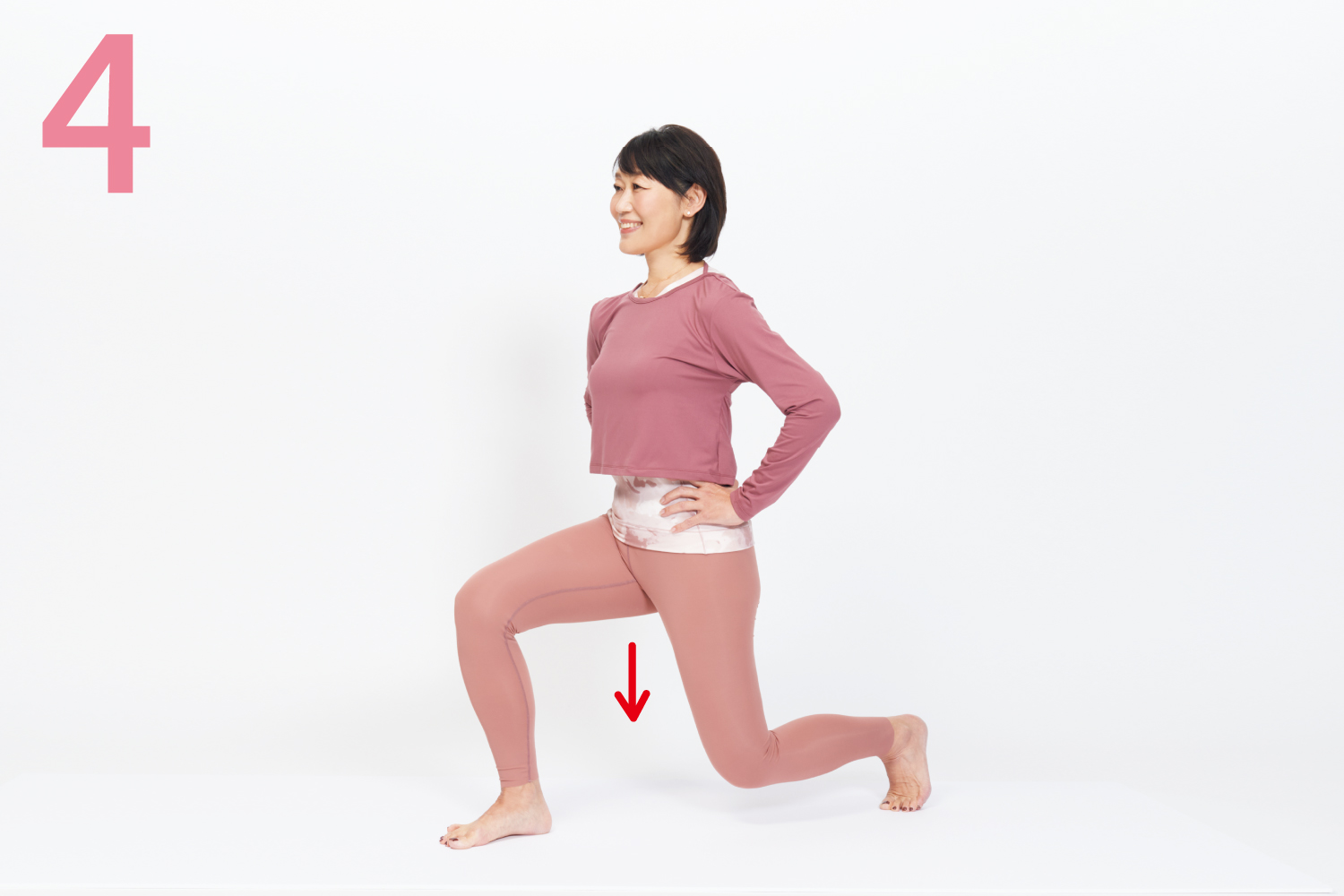 上半身を真っすぐに保ち、股関節を曲げて左右の膝が直角に曲がる程度まで腰を下ろします
