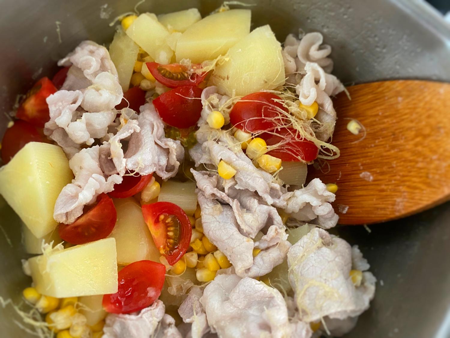 コーン＆ポテトのすっきり温サラダ・トマト、酢を加えて、粉吹き芋の要領で水気を飛ばしながら、じゃがいもを少し崩しつつ、炒め煮する。／山脇りこさん
