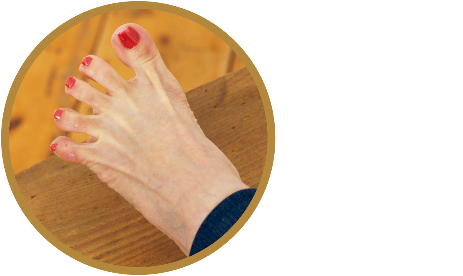 意外と使っていない足の指。足の指を大きく開いてパーを作り、指をしっかり動かします
