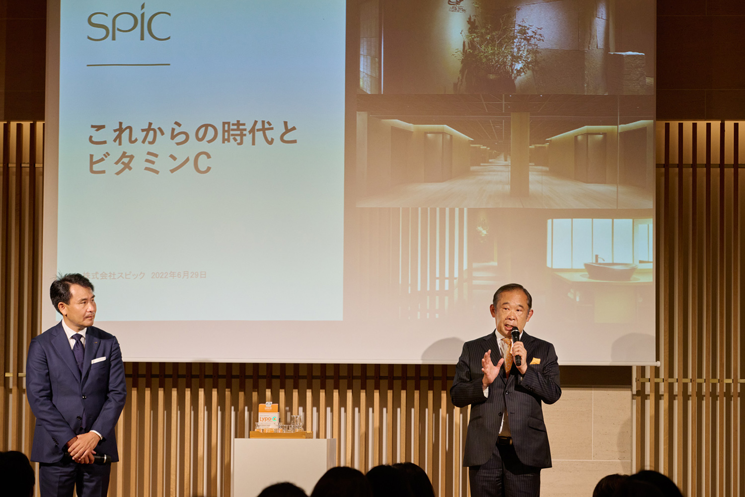 右が柳澤厚生先生、左はSPIC社長の芝田崇行さんです。「Lypo-C」の開発は2010年頃に始まりました。
