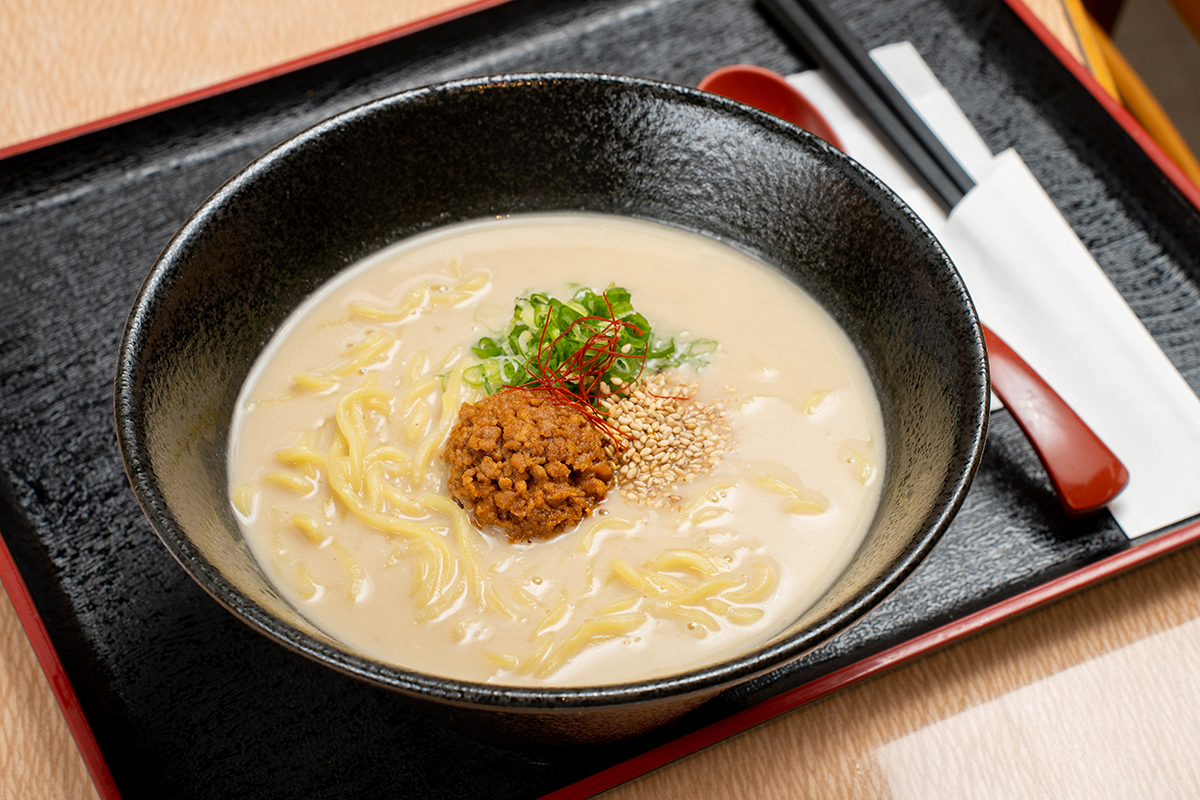 津野町で盛んに栽培される里芋を使った「里芋担々麺」も人気。スープにペースト状の里芋をたっぷり加えていて栄養たっぷり。ひき肉のピリ辛がアクセントです。