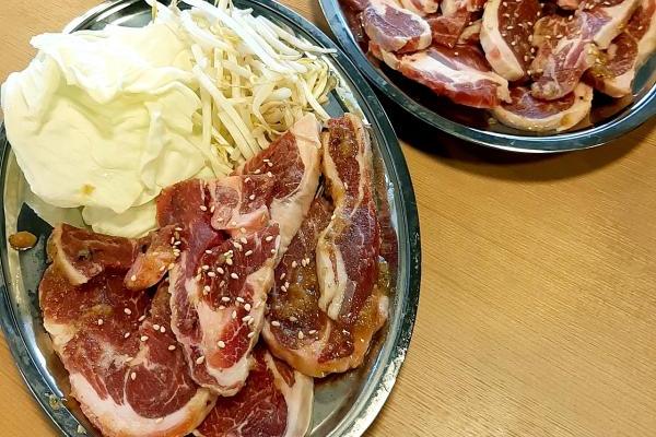 長野【焼肉 東山食堂】食欲の秋、厚切りのジンギスカンを義経鍋で食す。