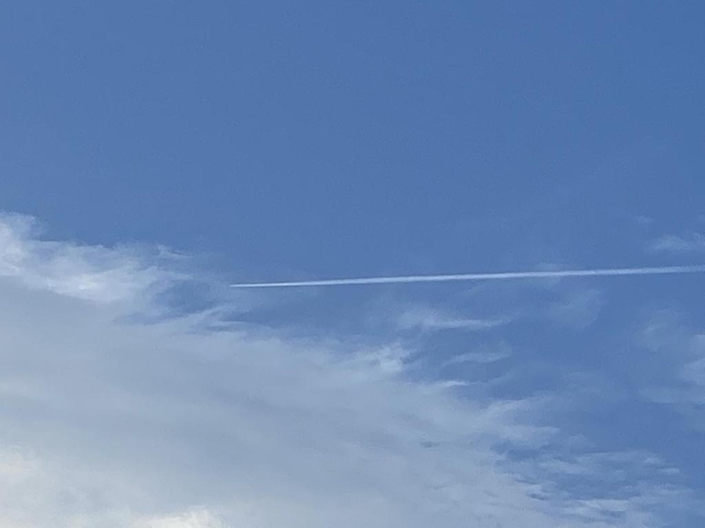 飛行機雲の飛行機は目で見えてもスマホには写らない