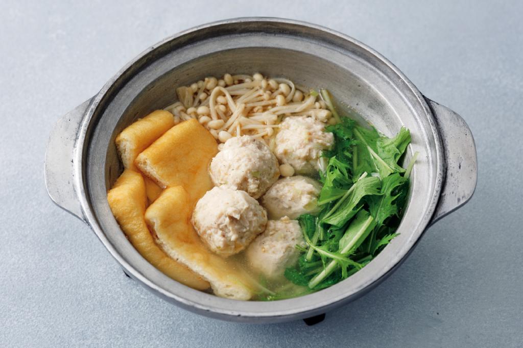 旨味と栄養が溶け出したスープも堪能「鶏だんごと油揚げのあっさり鍋」／Wタンパク質レシピ