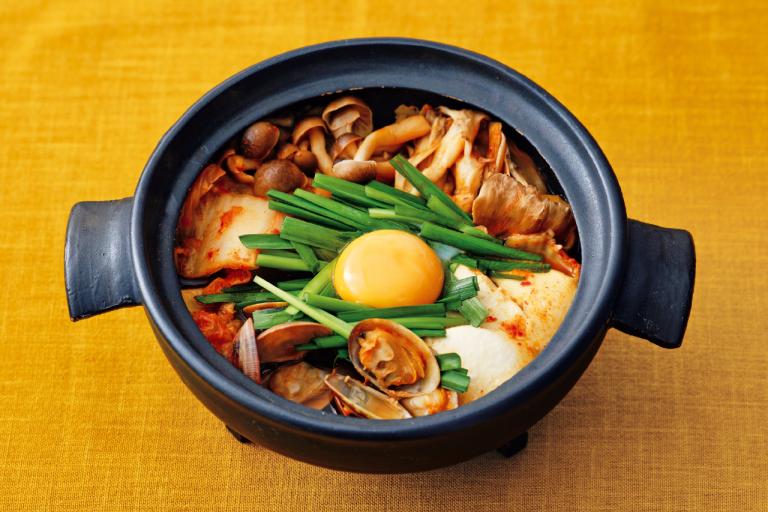 アサリ、豆腐、卵のトリプルタンパク質「アサリときのこのチゲ鍋」／Wタンパク質レシピ