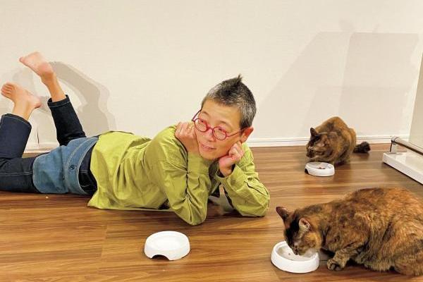 猫たちとまったりしているのは今、大人気の産婦人科医・高尾美穂先生。なんとMyAge最新号で…