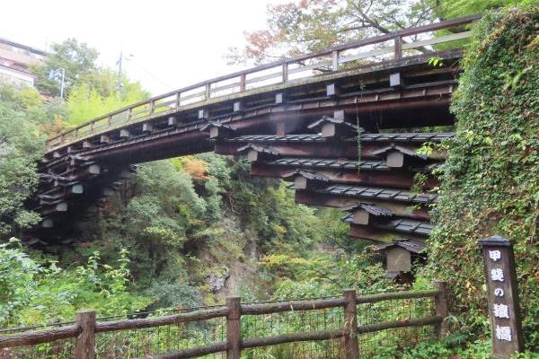 日本三奇橋のひとつ「猿橋」へ。紅葉は今が見ごろです！