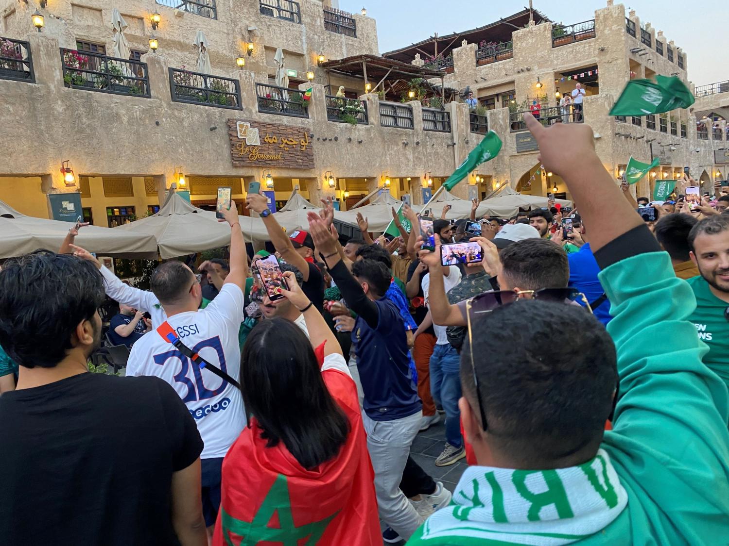 カタールW杯　アルゼンチンに勝って喜ぶサウジアラビアサポーター