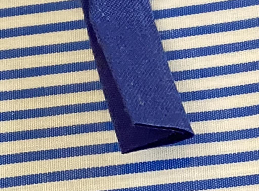 幅11ミリの縁取り布（ブルー）を準備