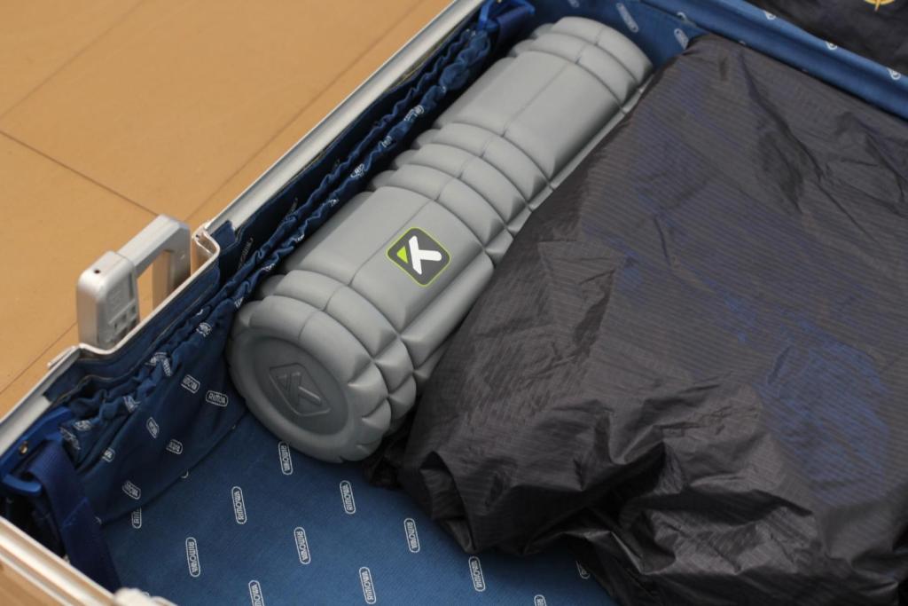スーツケースの深さに収まる筋膜リリースローラー